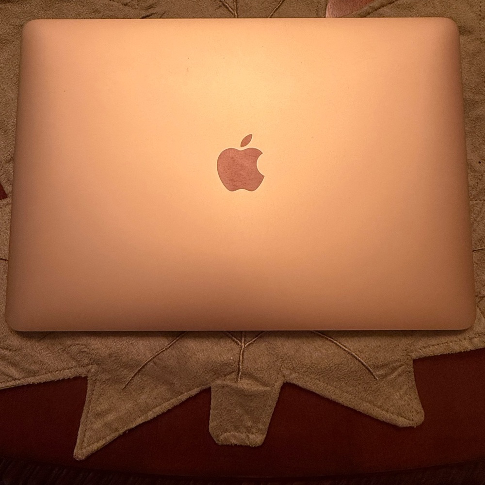 Apple MacBook Air - Gold - Picture 2 of 9